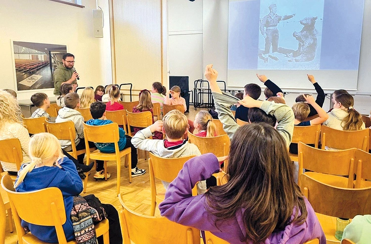 	Lekcja o dzielnych żołnierzach i równie dzielnym niedźwiadku Wojtku.