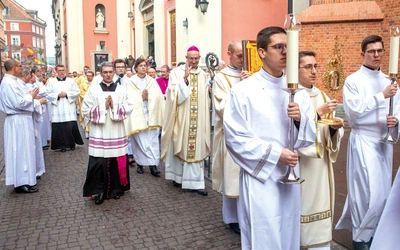 	W procesji były niesione relikwie Krzyża Świętego.