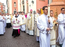 	W procesji były niesione relikwie Krzyża Świętego.
