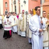 	W procesji były niesione relikwie Krzyża Świętego.