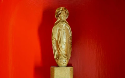 Figurka Matki Bożej zza Drutów