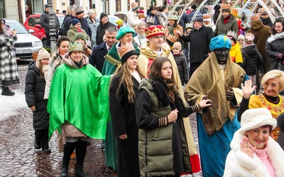 Mieszkańcy Skoczowa tańczący poloneza do kolędy "Bóg się rodzi".