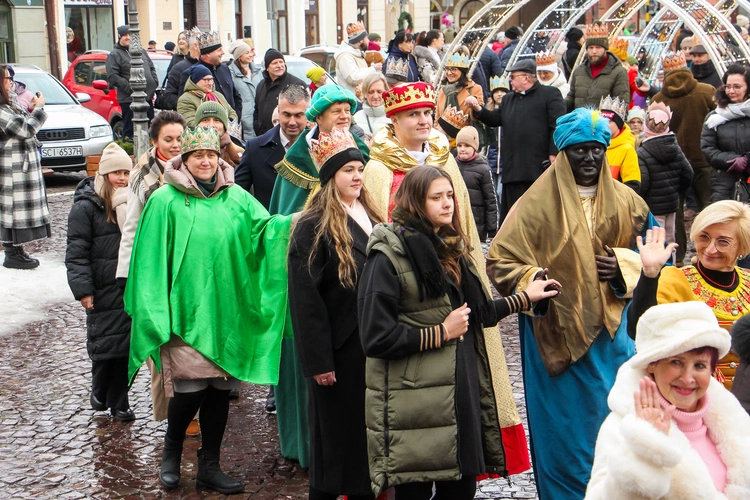 Mieszkańcy Skoczowa tańczący poloneza do kolędy "Bóg się rodzi".