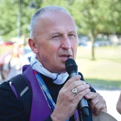 	Bp Marek Solarczyk na pielgrzymim szlaku.