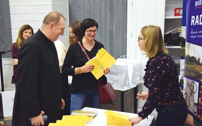 	Autorka (pierwsza z prawej) podczas rozmowy z ks. Dariuszem Kowalczykiem.