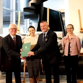 	Rafał Rajkowski przekazał akt notarialny Włodzimierzowi Pujankowi.