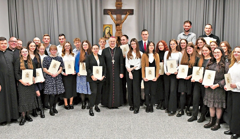 	W radzie jest sześciu księży, a pozostałe osoby to młodzież.