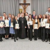 	W radzie jest sześciu księży, a pozostałe osoby to młodzież.