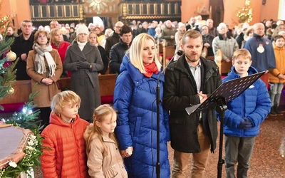 	„Niech łaska jubileuszu ożywi w nas, pielgrzymach nadziei, pragnienie dóbr niebieskich i rozleje po całej ziemi radość i pokój naszego Odkupiciela” – fragment modlitwy na zakończenie.