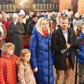 	„Niech łaska jubileuszu ożywi w nas, pielgrzymach nadziei, pragnienie dóbr niebieskich i rozleje po całej ziemi radość i pokój naszego Odkupiciela” – fragment modlitwy na zakończenie.