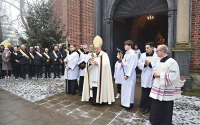 	Bp Krzysztof Nitkiewicz niósł krzyż z relikwiami Drzewa Krzyża Świętego.