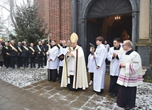 	Bp Krzysztof Nitkiewicz niósł krzyż z relikwiami Drzewa Krzyża Świętego.