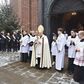 	Bp Krzysztof Nitkiewicz niósł krzyż z relikwiami Drzewa Krzyża Świętego.