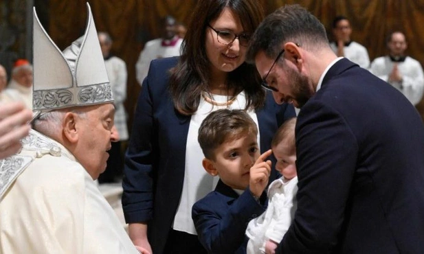 Papież: od najmłodszych lat uczcie dzieci pacierza i znaku krzyż