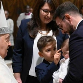 Papież: od najmłodszych lat uczcie dzieci pacierza i znaku krzyż