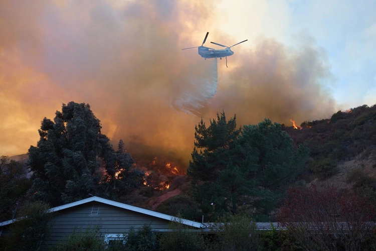 Śmigłowce w akcji gszenia pożarów w Los Angeles