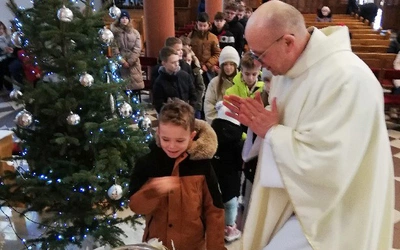 Po Mszy św. dzieci i dorośli podchodzili do naczynia z wodą święconą, wykonywali znak krzyża i wypowiadali swoje imię.