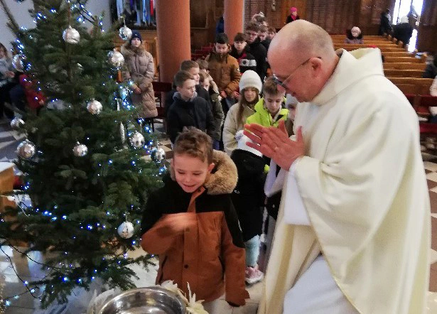Po Mszy św. dzieci i dorośli podchodzili do naczynia z wodą święconą, wykonywali znak krzyża i wypowiadali swoje imię.