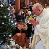 Po Mszy św. dzieci i dorośli podchodzili do naczynia z wodą święconą, wykonywali znak krzyża i wypowiadali swoje imię.