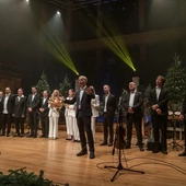 Zespół zapraszał do wspólnego kolędowania.