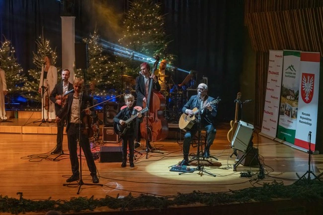 Rodzina Pospieszalskich zaprezentowała kolędy i pastorałki, a także autorskie utwory świąteczne i improwizacje jazzowe.