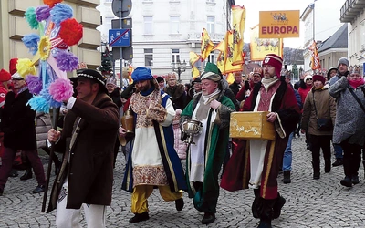 Na czele bielskiego korowodu za Gwiazdą szli ojcowie dzieci z przedszkola Ziarenko i szkoły Skała.