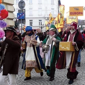 Na czele bielskiego korowodu za Gwiazdą szli ojcowie dzieci z przedszkola Ziarenko i szkoły Skała.