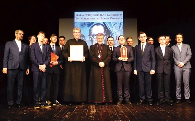 Laureaci Nagrody św. Maksymiliana: ks. Przemysław Gawlas (z lewej obok biskupa) i ks. Jakub Kuliński (z prawej obok biskupa) z ministrantami oraz bp. Romanem Pindlem i ks. Piotrem Hoffmannem.