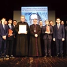 Laureaci Nagrody św. Maksymiliana: ks. Przemysław Gawlas (z lewej obok biskupa) i ks. Jakub Kuliński (z prawej obok biskupa) z ministrantami oraz bp. Romanem Pindlem i ks. Piotrem Hoffmannem.