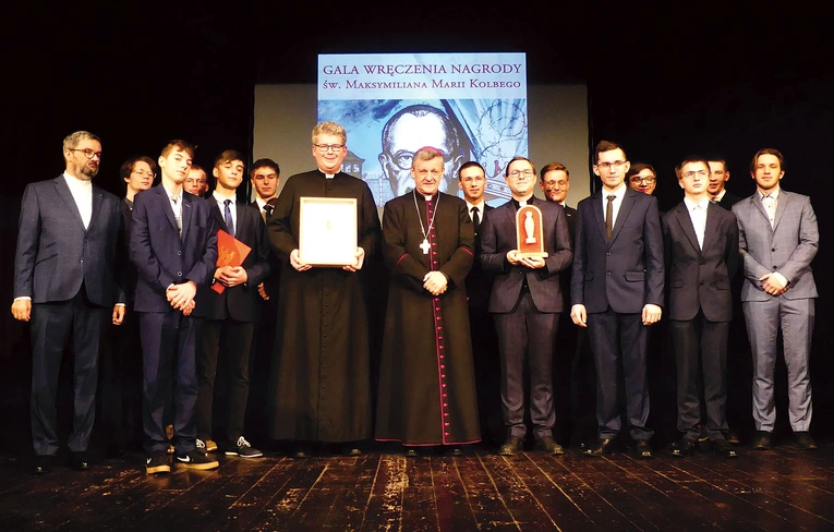 Laureaci Nagrody św. Maksymiliana: ks. Przemysław Gawlas (z lewej obok biskupa) i ks. Jakub Kuliński (z prawej obok biskupa) z ministrantami oraz bp. Romanem Pindlem i ks. Piotrem Hoffmannem.