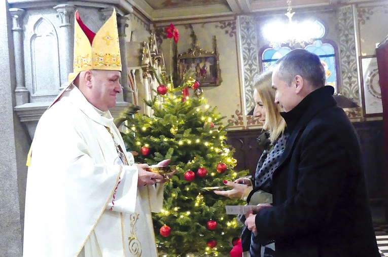 Małżeństwa świętowały z bp. Piotrem Gregerem.