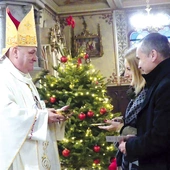 Małżeństwa świętowały z bp. Piotrem Gregerem.