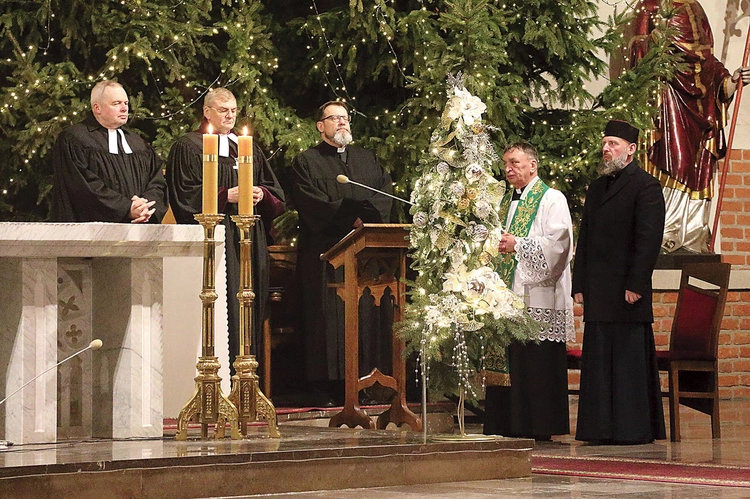 W wydarzeniach biorą udział przedstawiciele różnych wspólnot chrześcijańskich z naszych terenów.