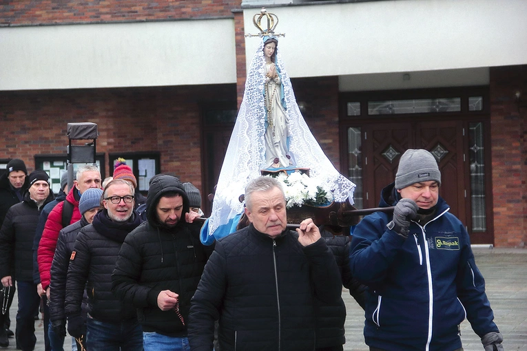 Modlący się mężczyźni ruszyli przez Koszalin.