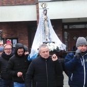 Modlący się mężczyźni ruszyli przez Koszalin.