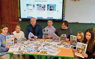 Obecny zespół redakcyjny z dyrektorem Krzysztofem Kulą oraz nauczycielką Marią Tylką, która wraz z innymi pedagogami zajmowała się dawniej wydawaniem periodyku.