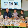 Obecny zespół redakcyjny z dyrektorem Krzysztofem Kulą oraz nauczycielką Marią Tylką, która wraz z innymi pedagogami zajmowała się dawniej wydawaniem periodyku.