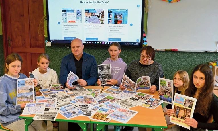 Obecny zespół redakcyjny z dyrektorem Krzysztofem Kulą oraz nauczycielką Marią Tylką, która wraz z innymi pedagogami zajmowała się dawniej wydawaniem periodyku.