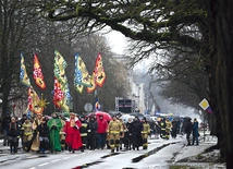 Trasa marszu liczyła ponad 3 km. Wzięły w nim udział także rodziny z dziećmi.