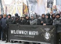 	Mimo śnieżycy i wiatru, w minioną sobotę płockimi ulicami przeszła kilkutysięczna procesja różańcowa.