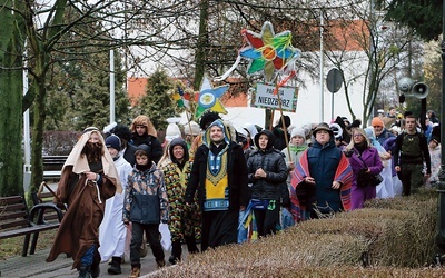 	Najliczniejsze grupy kolędnicze przybyły m.in. z Niedzborza, Skołatowa i Siedlina k. Płońska. Tegoroczne datki przeznaczone zostaną na pomoc dzieciom w Demokratycznej Republice Konga.