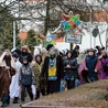 	Najliczniejsze grupy kolędnicze przybyły m.in. z Niedzborza, Skołatowa i Siedlina k. Płońska. Tegoroczne datki przeznaczone zostaną na pomoc dzieciom w Demokratycznej Republice Konga.