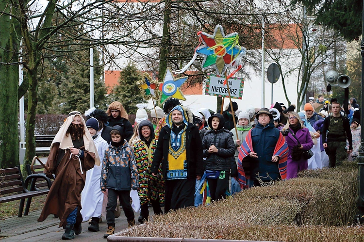 	Najliczniejsze grupy kolędnicze przybyły m.in. z Niedzborza, Skołatowa i Siedlina k. Płońska. Tegoroczne datki przeznaczone zostaną na pomoc dzieciom w Demokratycznej Republice Konga.