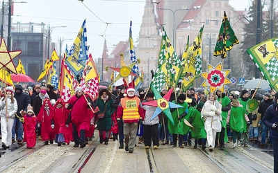 	Orszak spod ratusza udał się na plac Solidarności, do stajenki.