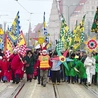 	Orszak spod ratusza udał się na plac Solidarności, do stajenki.