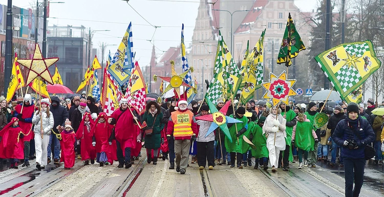 	Orszak spod ratusza udał się na plac Solidarności, do stajenki.