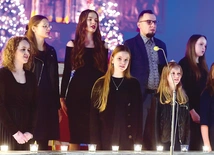 	Świąteczny repertuar zaprezentowała parafialna schola Perełki Wiary wraz z zaproszonymi gośćmi.