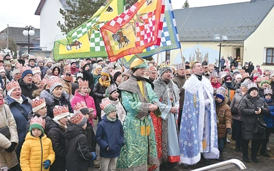 	Kacper, Melchior i Baltazar razem z wszystkimi uczestnikami stanęli przed Świętą Rodziną.