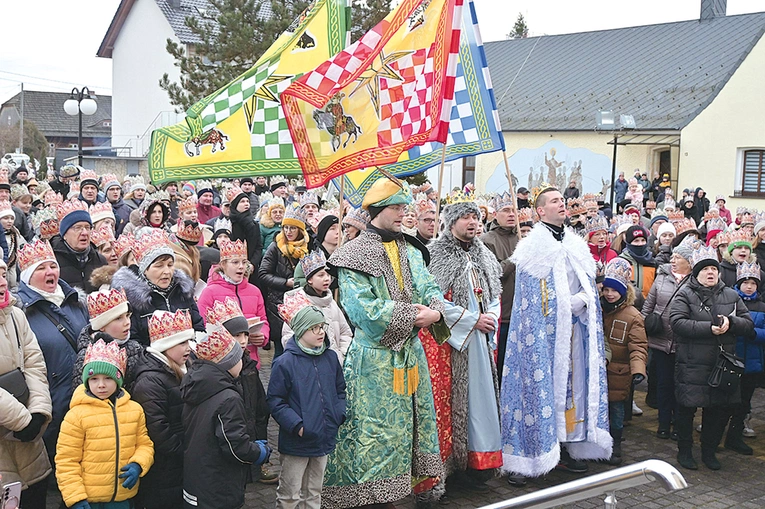 	Kacper, Melchior i Baltazar razem z wszystkimi uczestnikami stanęli przed Świętą Rodziną.