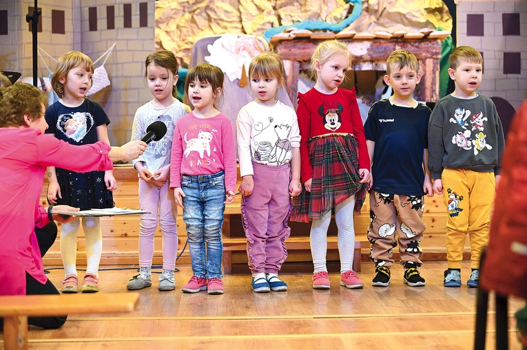 	Najmłodsze pokolenie chętnie śpiewa kolędy.